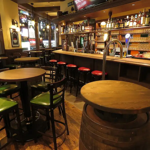 The interior has a chic atmosphere inspired by Ireland.A wide selection of alcoholic beverages is lined up near the counter seats, creating an "adult atmosphere."Enjoy a meaningful time while experiencing the authentic atmosphere of a pub.