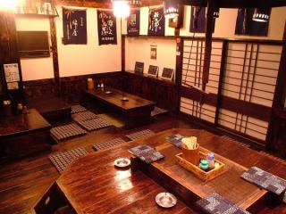 築130年余年の木の温もりを感じられる店内。風情漂う、お座敷席です。仕切りがなく、他のお客様との距離が縮まるアットホームな店内で、日頃の疲れを癒してください♪