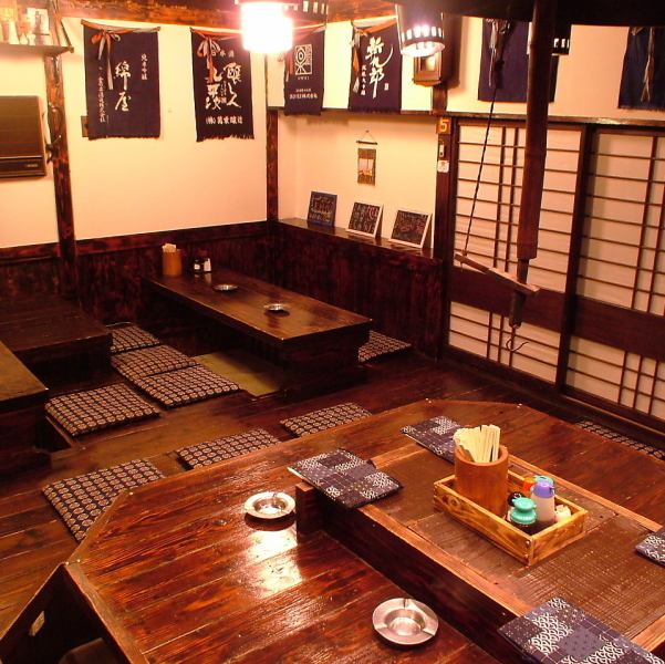 築130余年の木の温もりに触れられる座敷。足を伸ばしてゆったりとお酒を楽しめます。日頃の疲れを癒すのにピッタリな空間をご用意♪ご来店をお待ちしております。
