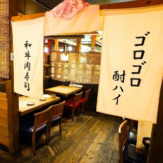 和の趣き溢れる店内は大人の為の落ち着いた雰囲気となっております。2名様120名様までご利用可能な個室席は熊本駅での接待や女子会、合コンなど各種宴会に最適なプライベート個室空間♪お得な宴会コースプランもご予算に合わせて3000円~ご用意。誕生日や記念日にお得なサプライズ特典もご用意しております。個室居酒屋