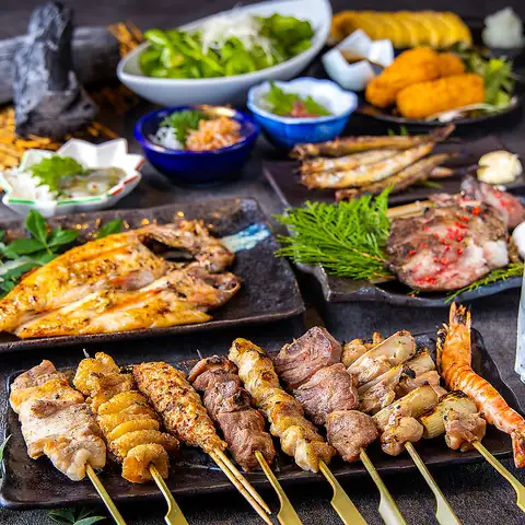 香ばしい炭火焼き鳥から多彩な逸品まで！料理もお酒も楽しむ食べ飲み放題で、今夜は仲間と賑やかに乾杯♪