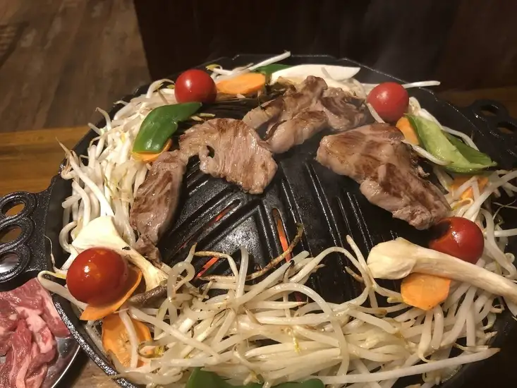 ヘルシーな「ジンギスカン」に「藁焼き」、港から毎朝直行の鮮魚藁焼き