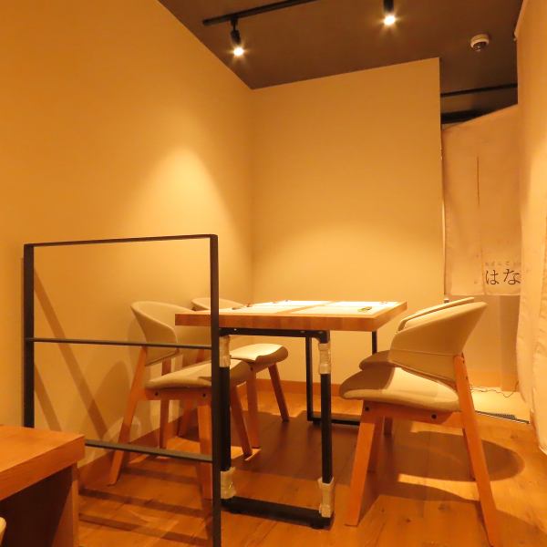 【飲み会や宴会に最適♪テーブル席】4名様でご利用いただけるテーブル席を2つご用意。飲み会や各種宴会など様々な場面でご利用いただけます。また、当店はお子様連れのお客様も大歓迎ですので、ご家族でのお食事や女子会、ママ友会にも最適です！