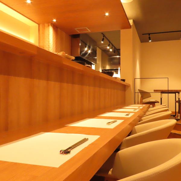 【お1人様～OK◎カウンター席】明るく温かみのある店内にカウンター席は6席。カウンター席からは調理風景を楽しむことができ、食欲を一層と引き立てます。お仕事帰りのお食事やサク飲み、デートやご夫婦でのお食事など様々なシーンに対応しております。