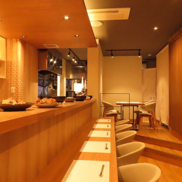 【白の木を基調とした温かみのある店内】店内は明るい温かみのある店内で、お食事をゆっくりとお楽しみいただけます。心と体を癒すおばんざいと雰囲気で充実したお時間をお楽しみ下さい。店内には青森ゆかりのインテリアもございます☆