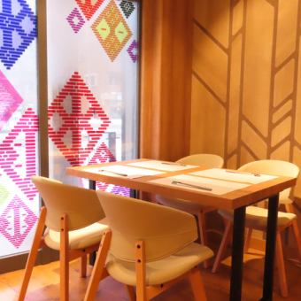 当店では4名掛けテーブルを2席ご用意しております。