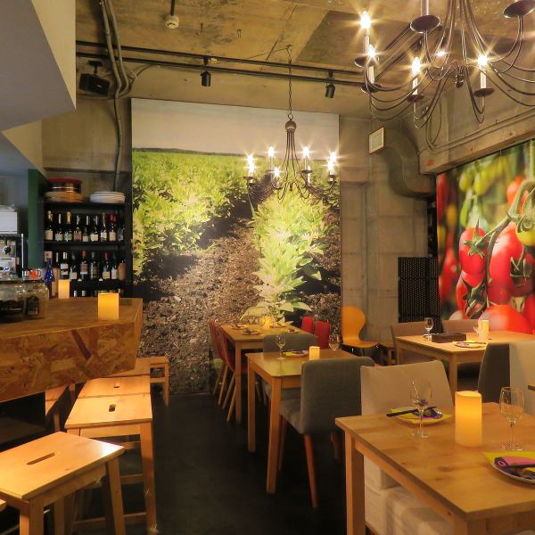 店內有番茄和田野的大圖！適合展示“蔬菜水果咖啡館”，提供美味的時令蔬菜！在澀谷度過愉快的時光♪