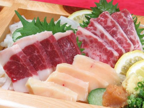 Assortment of 3 types of horse sashimi (marbled, double-sided, mane)