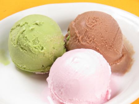 Ice cream (vanilla, matcha, chocolate, strawberry)