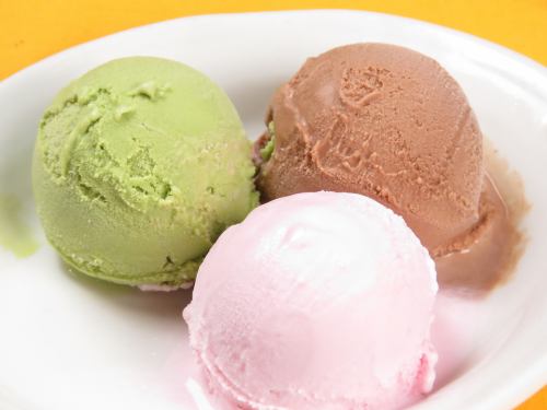 Ice cream (vanilla, matcha, chocolate, strawberry)
