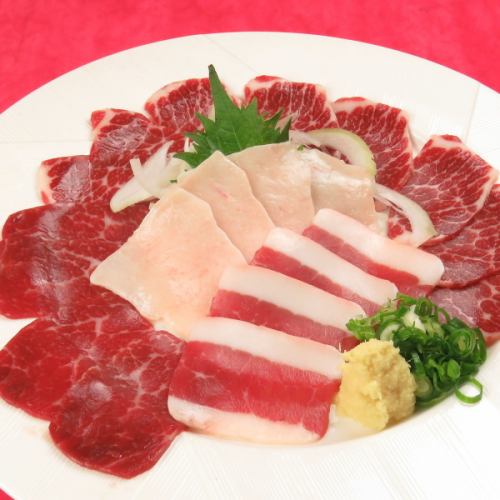 [Local cuisine too!] We also have a large selection of local cuisine such as horsemeat sashimi and mustard lotus root.