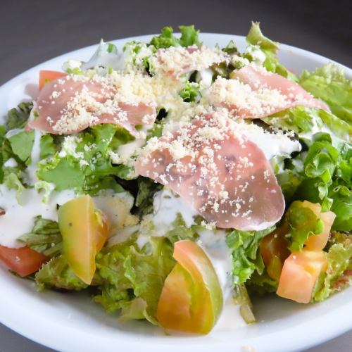 【大人気】生ハムとチーズのシーザーサラダ