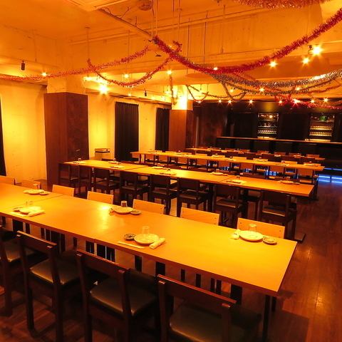明るい店内でコスパ最高の料理をご堪能ください