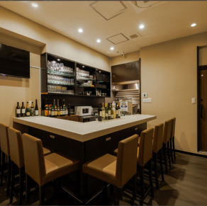 都会の喧騒から離れた、落ち着いた雰囲気のカウンター席◎周りを気にすることなく、お一人様でじっくりと焼肉を味わう贅沢な時間をお過ごしいただけます♪大切な方と静かに語り合いたい時にも最適です。