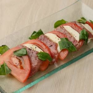 極上赤身とモッツァレラのカプレーゼ