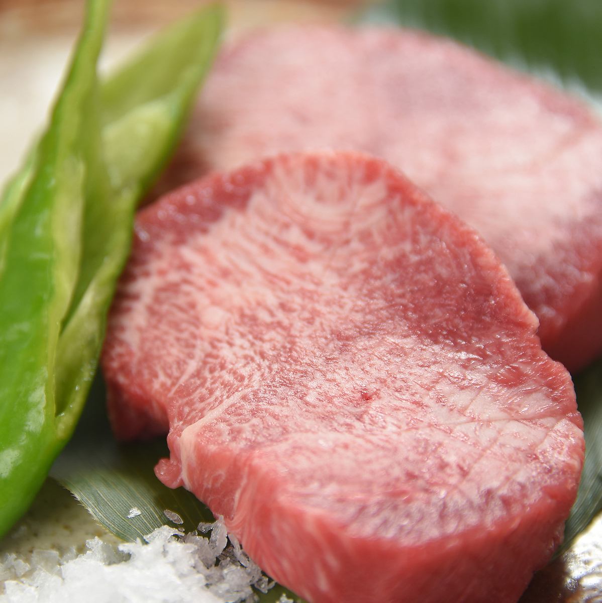 가고시마현의 계약 농가보다 엄선 와규를 한마리 구입.엄선한 고기에 혀고