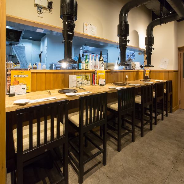 ≪Individuals are also welcome♪≫ About 5 minutes walk from Omi Railway/JR Hikone Station.Great location, right next to the station! The counter has 3 tables that can seat 2 people, making it ideal not only for solo guests, but also for dates with its calm atmosphere.