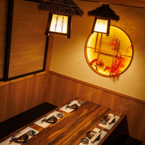 当店では、ゆっくりとお食事やお酒をお楽しみいただける個室席をご用意しております。ご友人との飲み会や会社帰りの食事はもちろん、デートや記念日、接待など大切なシーンにもおすすめです。少人数からご利用いただける半個室から、グループでのご宴会にぴったりな広めの個室まで幅広くご対応可能です。