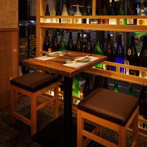 開放的なオープンテーブル席は、少人数の飲み会やカジュアルな接待、デートにぴったりです。2~4名様に最適な空間で、リラックスした会話を楽しめます。肩肘張らない雰囲気でお食事をお楽しみいただけるので、さまざまなシーンに対応可能。心地よいサービスと共に、ゆったりとしたひとときをお過ごしください。