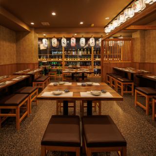 当店では、周りを気にせずゆっくり過ごせる個室席が人気です。落ち着いた雰囲気の中で、おいしい料理とお酒を楽しみながら仲間との時間を満喫していただけます。デートや女子会、会社の飲み会、ちょっとしたお祝いにもぴったり。少人数向けの半個室から、大人数で利用できる個室までご用意しています