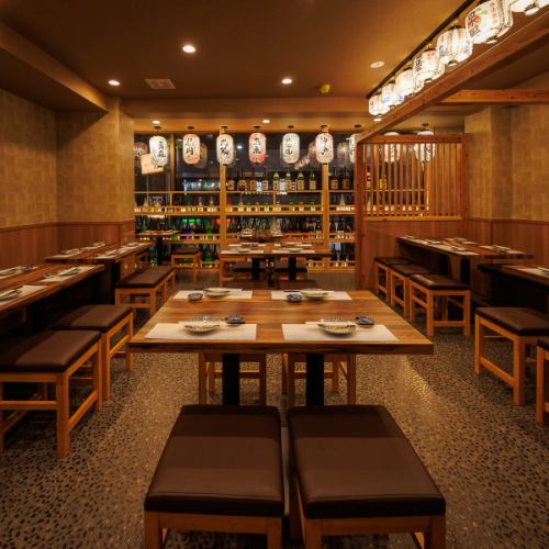 当店では、周りを気にせずゆっくり過ごせる個室席が人気です。落ち着いた雰囲気の中で、おいしい料理とお酒を楽しみながら仲間との時間を満喫していただけます。デートや女子会、会社の飲み会、ちょっとしたお祝いにもぴったり。少人数向けの半個室から、大人数で利用できる個室までご用意しています