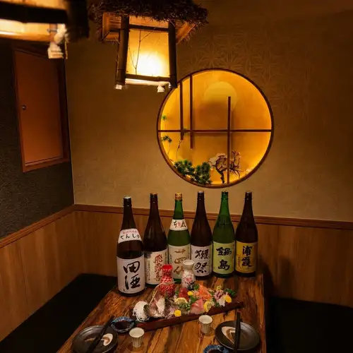 <p>当店では、ゆっくりとお食事やお酒をお楽しみいただける個室席をご用意しております。ご友人との飲み会や会社帰りの食事はもちろん、デートや記念日、接待など大切なシーンにもおすすめです。少人数からご利用いただける半個室から、グループでのご宴会にぴったりな広めの個室まで幅広くご対応可能です。</p>