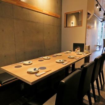 We have table seats for 4 people where you can relax after work or with a good friend.※The photograph is an image!