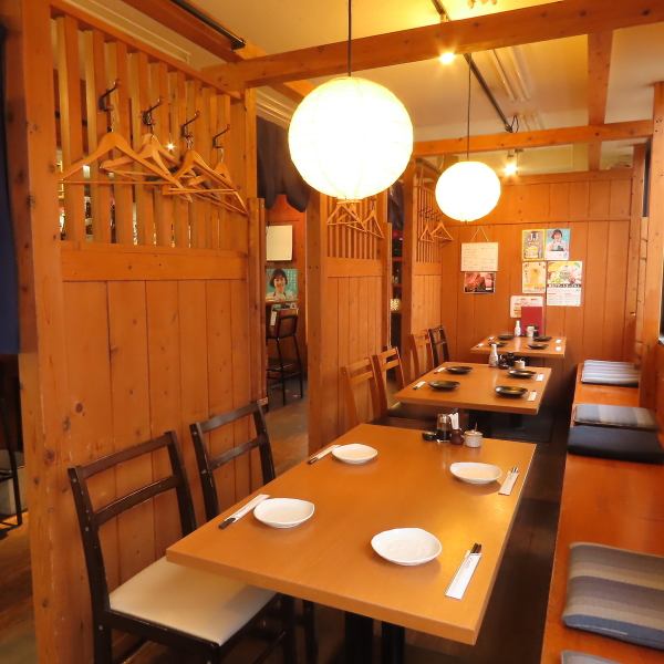 【早めのご予約がおすすめ◎】温かみのある木のインテリアが心を和ませる店内は、まるで自宅にいるかのような居心地の良さです。最大34名様までの貸切が可能で、ご家族やご友人、職場のお仲間たちとの時間を存分に楽しめます！穏やかな雰囲気の中で、心に残るひとときをご提供し、特別な思い出を作るお手伝いをいたします！