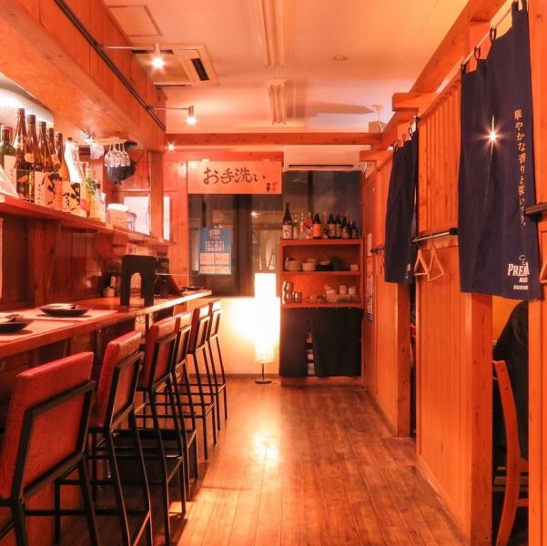 明るい店内はモダンな雰囲気が漂い落ち着いたデザインが心を和ませます♪カウンターや半個室のお席も完備◎半個室はプライベート感を大切にした落ち着いた空間。心地よい雰囲気の中で特別なひとときをお楽しみいただけ、カウンター席は会社帰りのサク飲みにも最適です！どちらもリラックスした時間をお過ごしいただけます◎
