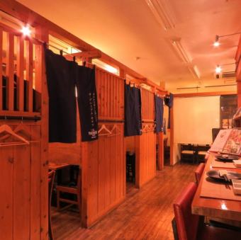 【半個室 4名様×4席】プライベート感を大切にした快適な半個室は、4名様までの少人数に最適です。カジュアルな雰囲気の中で、ご家族やご友人と新鮮なお肉料理をゆったりとお楽しみいただけます。アットホームな空間で、心に残るひとときをお過ごしください！