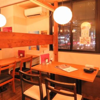 【半個室 2名様×2席】2名様用の半個室は、デートにぴったりの静かなスペースです。落ち着いた雰囲気の中で、極生馬刺しや極上牛タンを味わいながら、特別な時間をお楽しみいただけます。プライベート感を大切にし、ロマンチックなひとときを演出いたします！