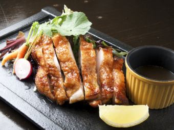 若鶏の皮パリ焼き　ガーリックステーキソース