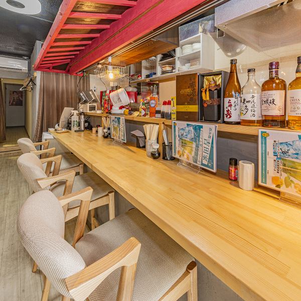 【お一人様にはカウンター席がございます♪】当店ではお一人様からでも利用がしやすいカウンター席をご用意しております。サク飲みやデートなど、さまざまなシーンに利用いただけます。ぜひお気軽にお越しください。