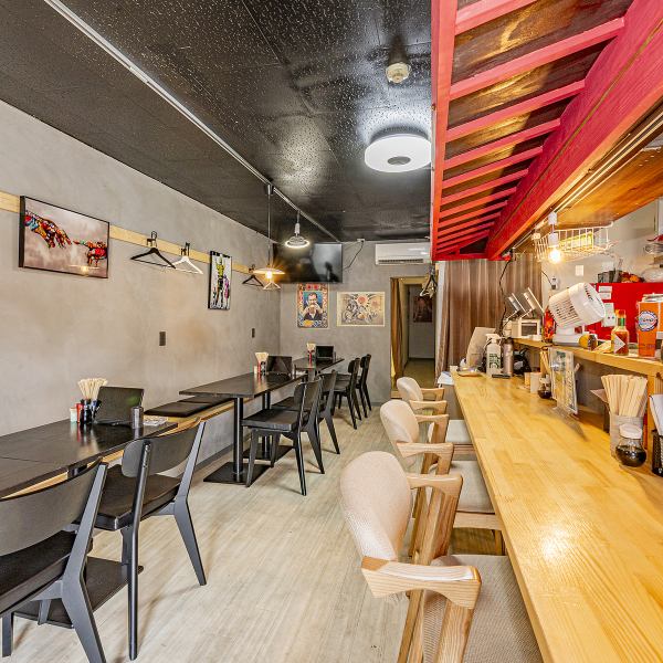 【店内貸切が可能！】店内は落ち着きのある雰囲気で、楽しくお食事を楽しめる空間が広がっています。15～20名様での貸切利用も承っており、大人数でのお集まりにも対応可能です。各種イベントにぜひご利用ください。