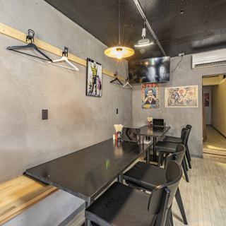 4名様掛けのテーブル席がございます。デート利用やご友人とのお食事など、カジュアルなシーンにもぴったりです。