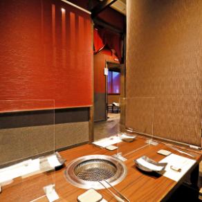 [Open seating] For small groups, partitions and roller curtains can be used to separate the space, providing just the right amount of privacy for any occasion.