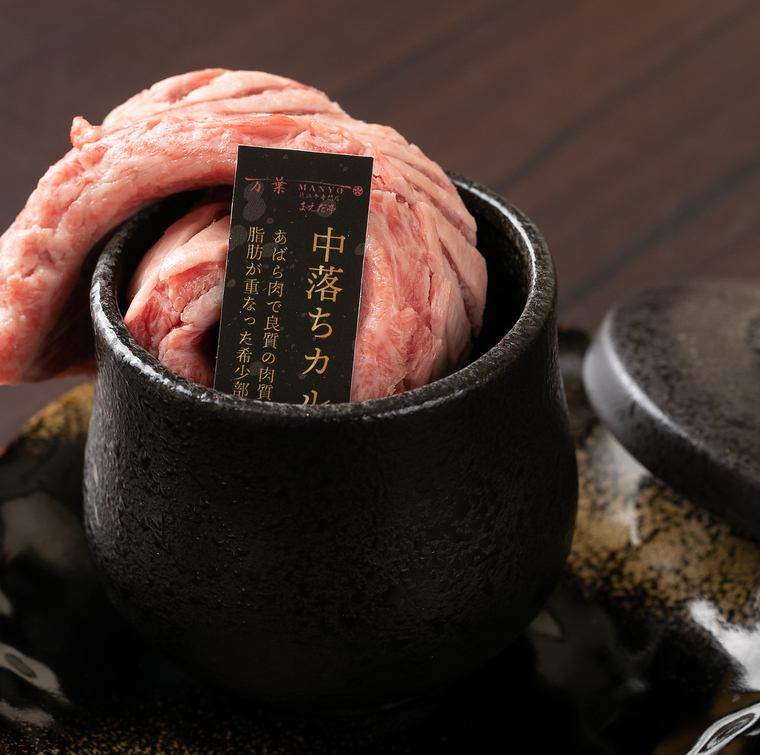 大美牛肋排在锅中腌制