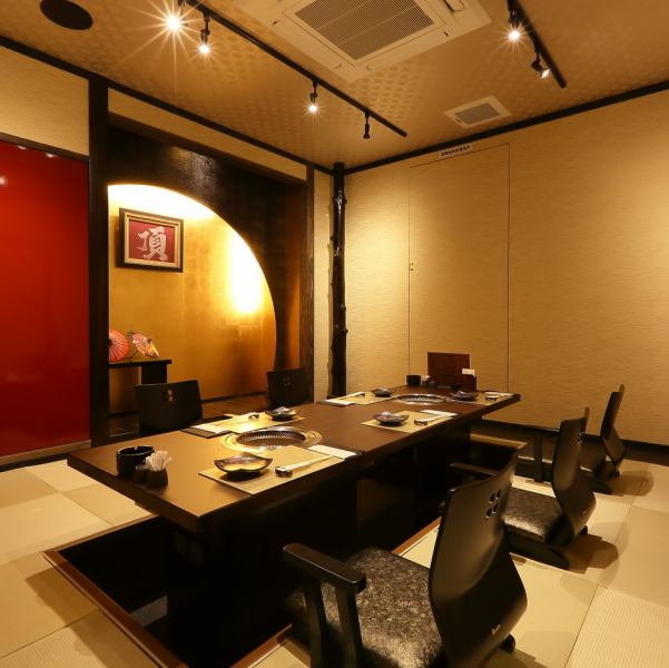 这是一栋深受名人喜爱的别墅和VIP私人房间。尽情享受商务招待或晚宴等特殊场合。洗手间和吸烟区与就餐区分开，让您可以在完全私密的空间里享受用餐。使用费为5500日元。
