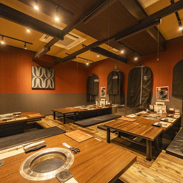 开放式座位通常用隔断或卷帘分隔,但也可以全部移除,用作一个大房间!(人数有限,大约18-22人)推荐用于宴会。请在您的欢迎/欢送会或年终聚会上享用近江牛肉。