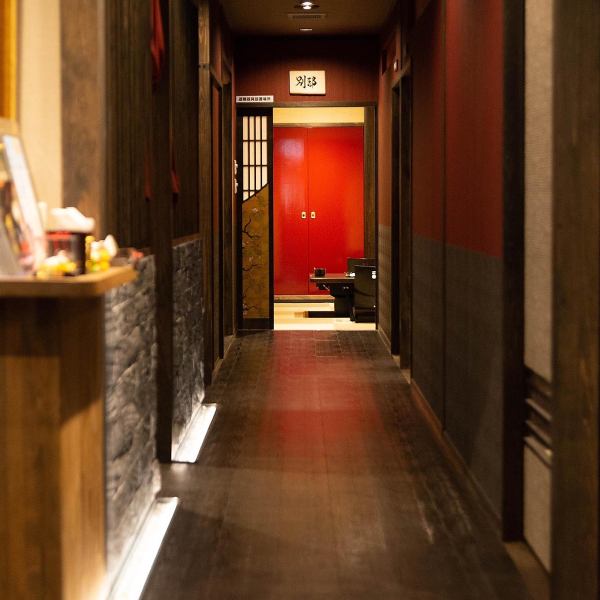 我们的餐厅目标是成为一家没有任何异味的烤肉餐厅。我们注重通风和空气流通，并保持室内清洁，让您能够感受到奥米草丛生的清新空气。我们也提供衣物保护套，用于保护您珍贵的西装和外套。