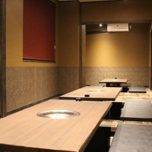 [Saki-no-ma, Yasuragi-no-ma, Seiyaragi-no-ma, Flow-of-the-flow room, horigotatsu, 2-30 people] By connecting all four rooms, we can accommodate parties of up to 30 people.Please spend a moment with a sense of unity while looking at each other in one room.