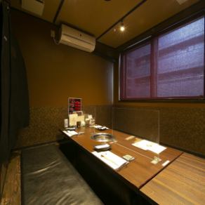 [No room charge, completely private room] A Japanese-style room separated by sliding doors.Each room can accommodate 2 to 7 people, and by removing the sliding doors and connecting the private rooms, it can also accommodate larger groups of 16 or 30 people.Only e-cigarettes are permitted in private rooms.