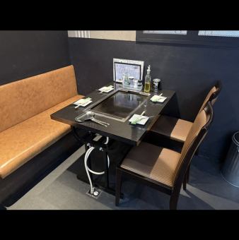 2名様テーブルが2卓、4名様テーブル13卓ございます。