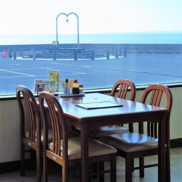 窓際のテーブル席は東京湾を眺めながらお食事をお楽しみいただけます。天気が良い日は行きかう船や富士山、房総半島など、様々な景色を楽しむことが出来ます。観光の合間、フェリー乗船前後などに新鮮な魚介類はいかがでしょうか？