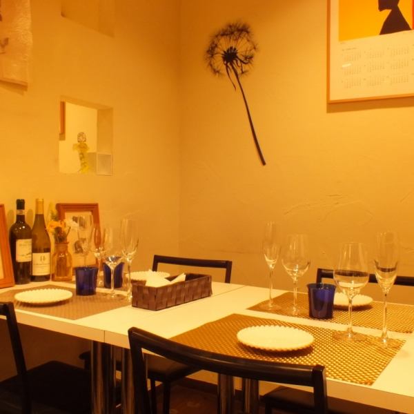 【広々テーブルは、10名様の程度のご宴会に♪】女子会や誕生日などのお食事も勿論ですが、大人数のご宴会にも柔軟にご対応可能です♪4名様～10名様程度までテーブル席で対応可能ですので、お気軽にご相談下さい♪