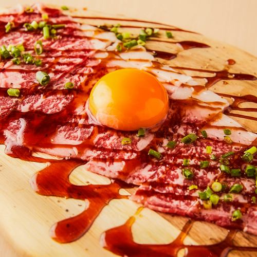 五反田屋こだわりの和牛の炙りユッケは絶品。当店でしか味わえない自信の一品。是非ご堪能下さい。