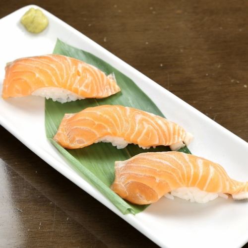 Grilled salmon sushi