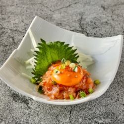 生サーモンのユッケ