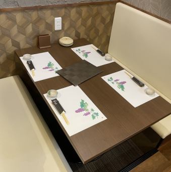 テーブル席でゆっくり話しながらお過ごし下さい