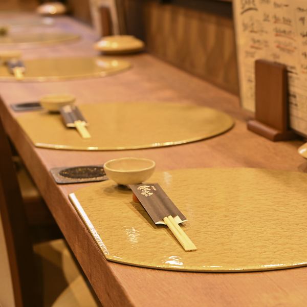 【落ち着いた大人の空間】間接照明が照らす、大人の隠れ家のような落ち着いた空間。カウンター席、テーブル席、個室と、様々なシーンに対応できるお席をご用意しております。デートや記念日、接待など、大切な人と特別な時間を過ごしたい時に最適です。ゆったりと寛ぎながら、美味しい料理をご堪能ください。